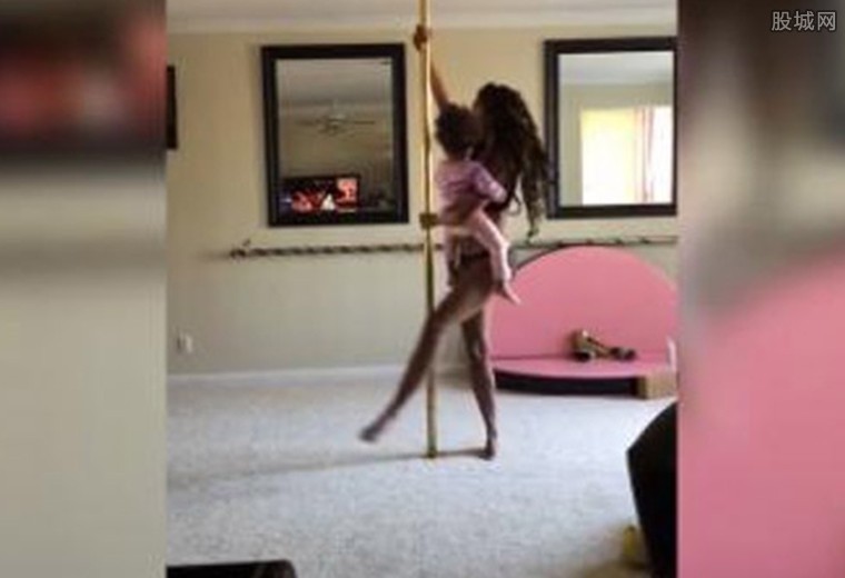 美国年轻母亲带女儿跳钢管舞