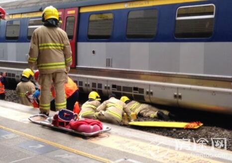香港地铁发生坠轨事件 1男子当场死亡致港铁停滞