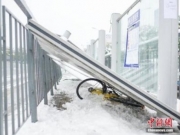 大雪致合肥公交站台顶板倒塌1死27伤 调查组彻查原因