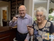 英疗养院开设专属酒吧为老人提供独特体验