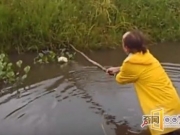 男子发现河里有泡沫在跑，拉上来兴奋不已