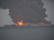 巴拿马油船与香港货船在长江口以东相撞 仍在燃烧