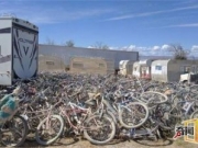 狂欢过后5千辆自行车被遗弃在沙漠里，大多完好无损