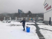 安徽一火车站因暴雪停水5天 警察用积雪作生活用水