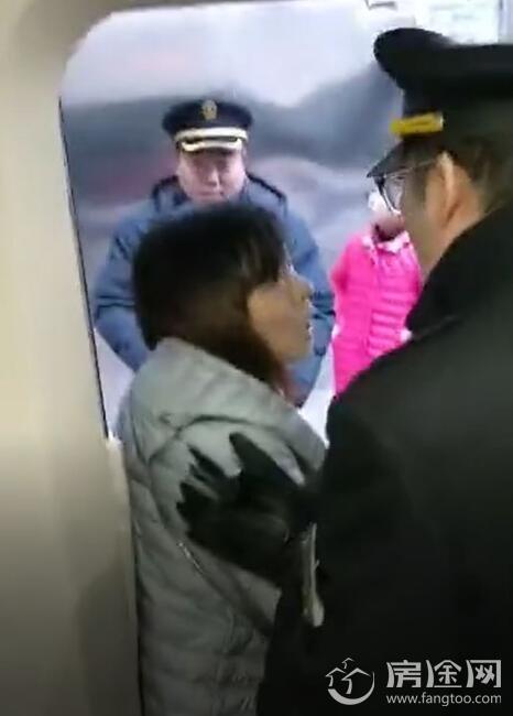 女子为等老公撒泼阻碍高铁关门发车