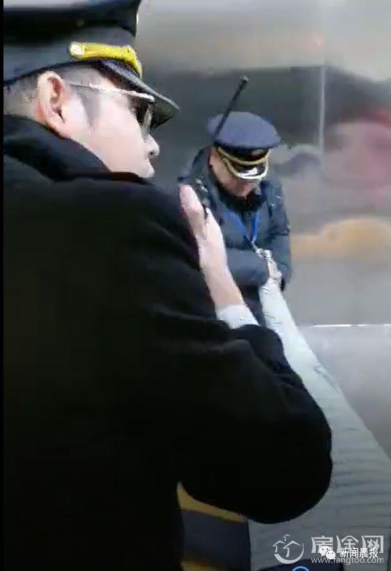 女子为等老公撒泼阻碍高铁关门发车