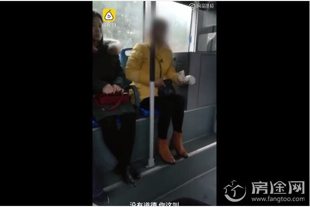 女子公交吃饺子被说没公德怒怼：就要吃哪个动我试试 女子公交吃饺子你怎么看?