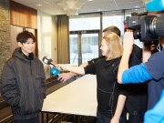 王源接受挪威多家媒体采访 与奥运冠军滑雪全程英文交流