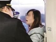 女子扒阻高铁车门事件还原挡高铁车门的罗海丽老师该受什么惩罚 律师：可处