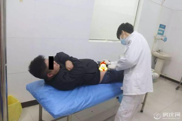 醉酒男子“命根子”被裤链卡住