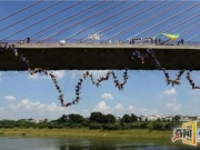 巴西149人集体蹦极 从30米高大桥跳下创纪录