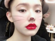 林允变身猫系女生红唇艳丽拉风 皮肤白皙紧致细腻十分漂亮