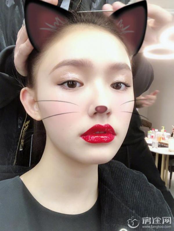 林允变身猫系女生红唇艳丽拉风