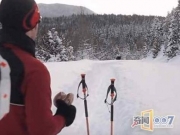 男子滑雪发现四不像生物冲来细看赶紧撤退