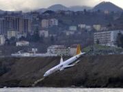 土耳其客机险坠海，降落时滑出跑道