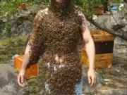 男子让蜜蜂铺满全身，结果让人惊呆