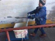 母父弃他而去爸爸生死不明6岁男孩寒冬送快递