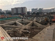 南京竹山路一工地大面积坍塌现场图 附近居民楼出现倾斜