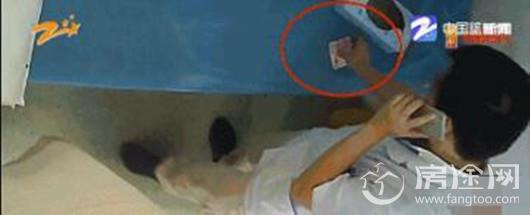 医生病房内收红包视频曝光 揭医生收回扣病床上完成交接全过程