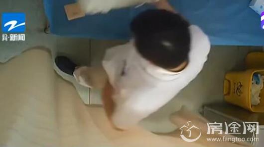 医生病房内收红包视频曝光 揭医生收回扣病床上完成交接全过程