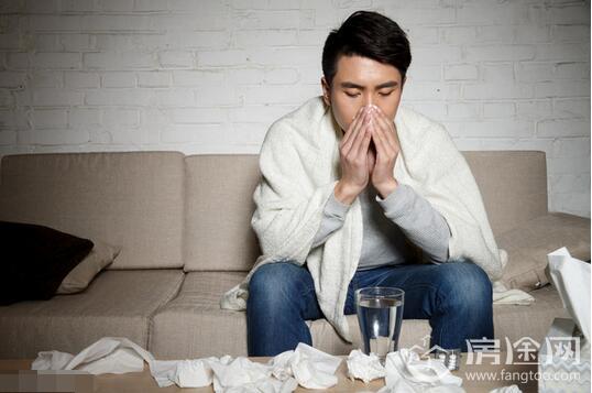 男子强忍喷嚏喉管爆裂