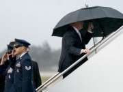 特朗普撑伞前面走妻儿淋雨跟在后 外媒 太不绅士
