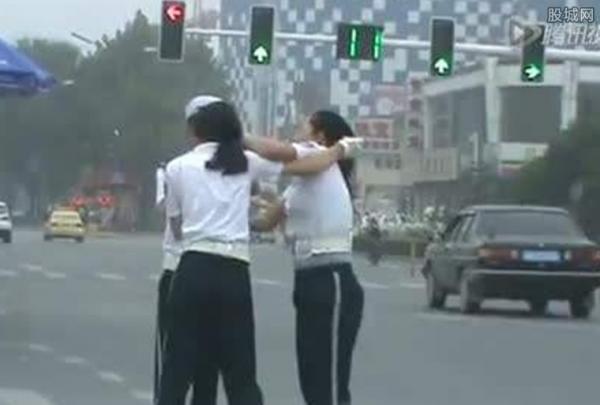 女协警着制服街头厮打