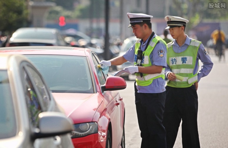 司机反锁车门拒检交警执法吃