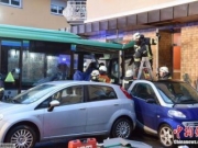 德国一辆校车失控撞进路边商店 致至少48人受伤
