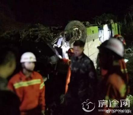 广昆高速车祸事件最新消息现场图片 广昆高速载54人大客车追尾翻出高速已致3死51伤