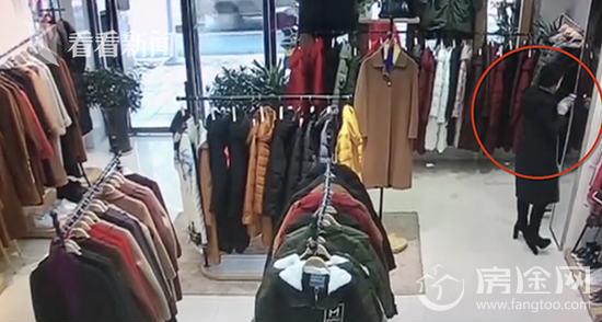 新手学车失控冲进服装店