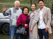 何润东携妻子父母出席慈善活动 一家人好幸福和谐