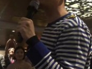 胡歌穿海魂衫现身年会 模仿猫王鬓角超抢镜