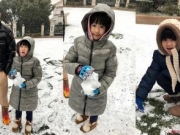 陆毅带着两个女儿玩雪 贝儿张嘴吃雪鲍蕾拍照技术遭吐槽