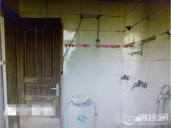 男上司偷窥女员工洗澡四年