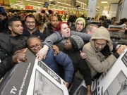 大降价法国超市暴力抢购有人抢到鲜血淋漓顾客惊呼像禽兽