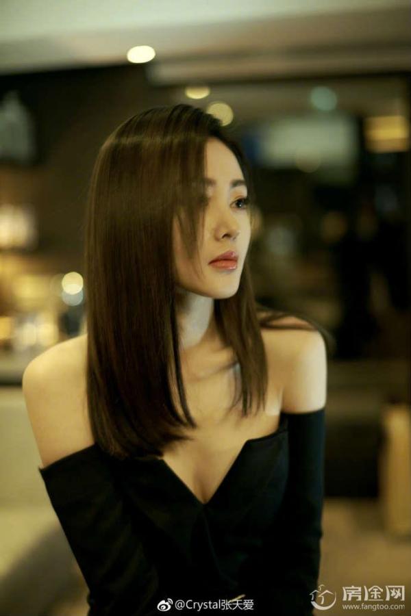 张天爱穿抹胸礼服香肩毕露