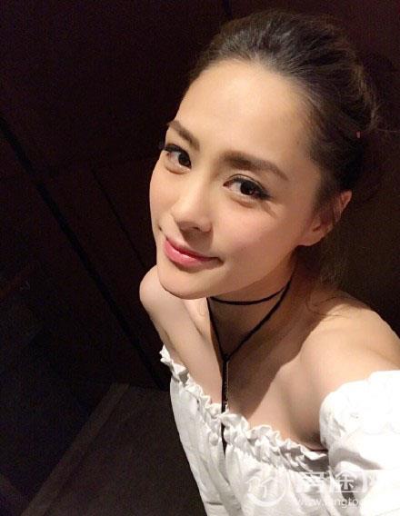 阿娇订婚零点晒钻戒被男友求婚 阿娇和男友赖弘国同居了吗他们什么时候结婚？