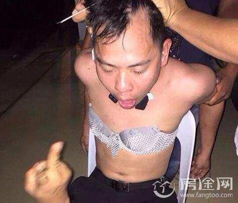 变态男深夜打手电摸索晾衣杆
