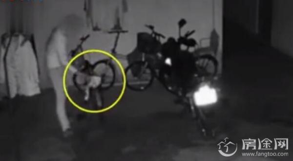 变态男深夜打手电摸索晾衣杆