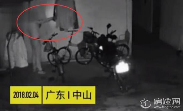 变态男深夜打手电摸索晾衣杆