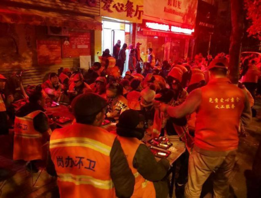 爱心餐厅月花4万 热情的请几百余名环卫工们吃早点