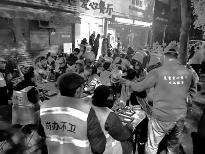 爱心餐厅月花4万 热情的请几百余名环卫工们吃早点