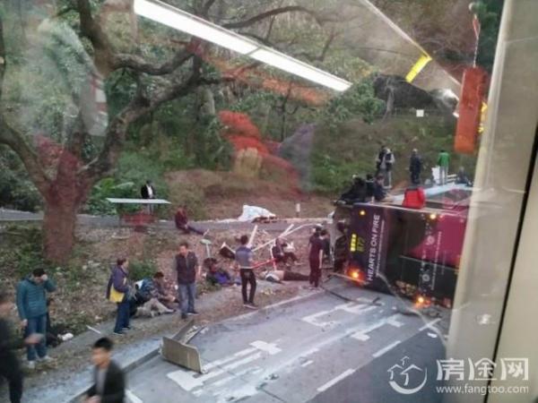 香港双层巴士侧翻惊人内幕