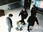 贵州安顺一大学女教师频遭15岁儿子殴打 派出所跪求儿子