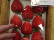 大妈偷草莓被罚八千事件经过 超市防损员变相“敲诈”
