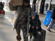 春节吴京带妻子儿子回合肥娘家 肩扛大纸箱一手推儿子 有点农民工的样子