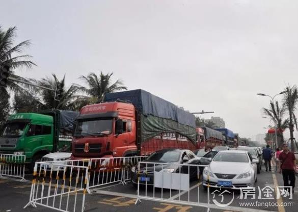 雾锁琼州万车滞留 雾锁琼州海峡超1万辆过海车辆滞留海口
