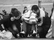 雾锁琼州海峡 老人滞留12小时发病急救员一路抬上车