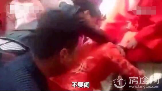 婚闹男子掐新娘脖子让其跪拜